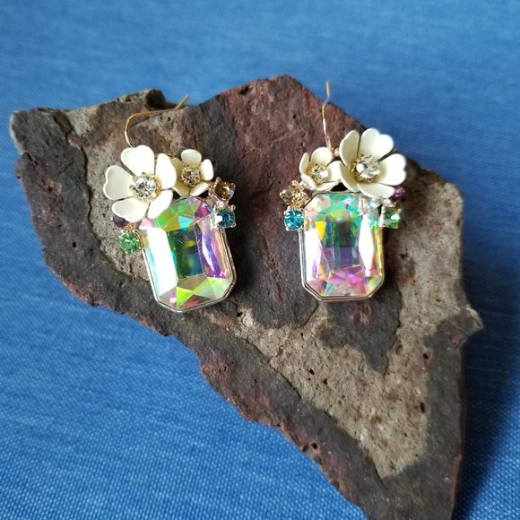 🌺Betsey Johnson Floral Iridescent Stone Earrings - NWOT🌺 - Picture 4 of 5